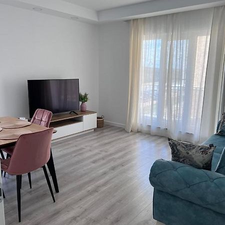 Cosmopolis Bliss: Your Home Away From Home Stefanestii de Jos Ngoại thất bức ảnh