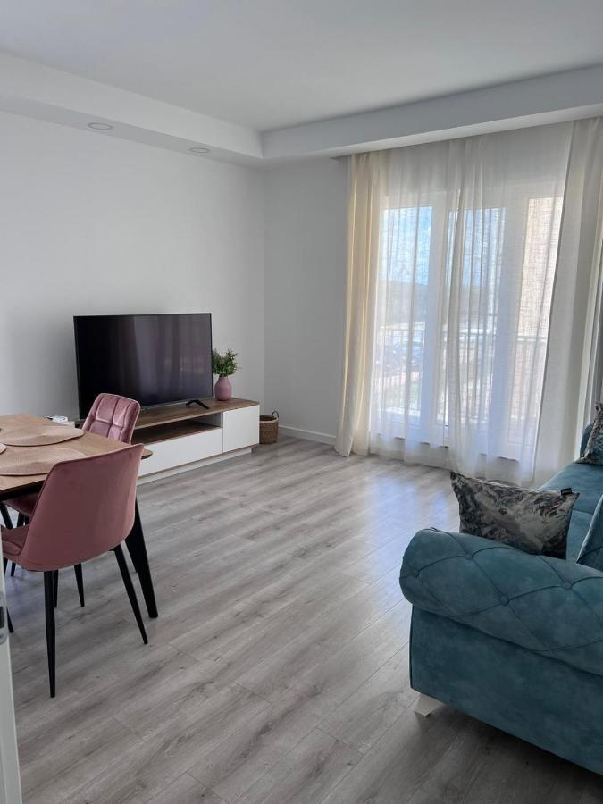 Cosmopolis Bliss: Your Home Away From Home Stefanestii de Jos Ngoại thất bức ảnh